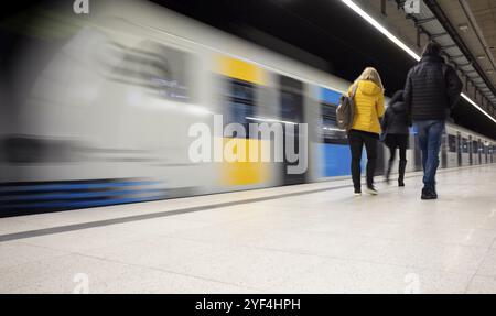 Ingresso sotterraneo S-Bahn, treno, Generation 2024, piattaforma, fermata, stazione di Feuersee, trasporti pubblici, effetto movimento, viaggiatori, Stoccarda, Baden-Wai¿½ Foto Stock