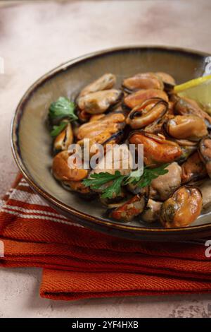 Cozze senza guscio, bollite, cozze, sbucciate, in un recipiente, con limone e prezzemolo, cozze cilene, vista dall'alto, niente persone Foto Stock