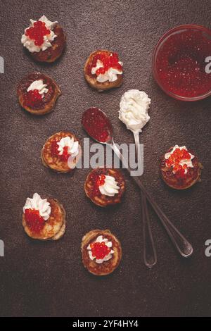 Pancake Demidoff, mini pancake, con panna acida e caviale rosso, fatti in casa, nessuno Foto Stock