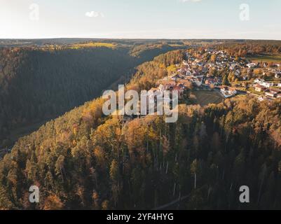 Ampio panorama con un villaggio e rovine di un castello, circondato da foreste autunnali su una collina, Zavelstein, Foresta Nera, Germania, Europa Foto Stock