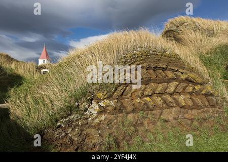 Case di bibite e torre della chiesa, torbiere o museo di torba Glaumbaer o Glaumbaer, SkagafjoerÃ°UR, NorÃ°urland vestra, Islanda nordoccidentale, Islanda, UE Foto Stock