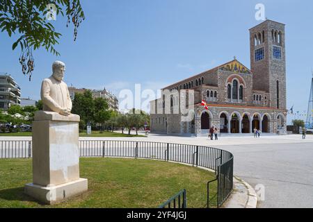 Chiesa in pietra con campanile e statua in una grande piazza della città, busto di Alexandros Papadiamantis e chiesa di San Costantino ed Elena, volo Foto Stock