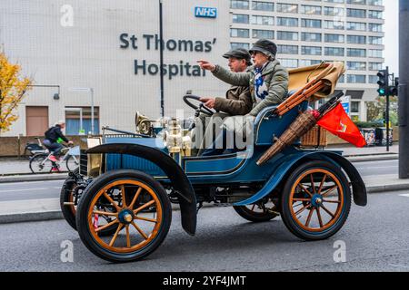 Londra, Regno Unito. 3 novembre 2024. Un Humberette del 1904 passa sopra Westminster Bridge - RM Sotheby's London fino al Brighton Veteran Car Run 2024 organizzato dal Royal Automobile Club ed è il 120° anniversario del Ladies' Automobile Club - circa 350 auto veterane, con molti piloti in costume d'epoca fanno il viaggio di 60 miglia. I veicoli sono per lo più a benzina, ma alcuni sono alimentati a vapore e diversi veicoli elettrici molto precoci, tutti costruiti prima del 1905. Crediti: Guy Bell/Alamy Live News Foto Stock