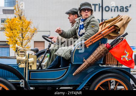 Londra, Regno Unito. 3 novembre 2024. Un Humberette del 1904 passa sopra Westminster Bridge - RM Sotheby's London fino al Brighton Veteran Car Run 2024 organizzato dal Royal Automobile Club ed è il 120° anniversario del Ladies' Automobile Club - circa 350 auto veterane, con molti piloti in costume d'epoca fanno il viaggio di 60 miglia. I veicoli sono per lo più a benzina, ma alcuni sono alimentati a vapore e diversi veicoli elettrici molto precoci, tutti costruiti prima del 1905. Crediti: Guy Bell/Alamy Live News Foto Stock