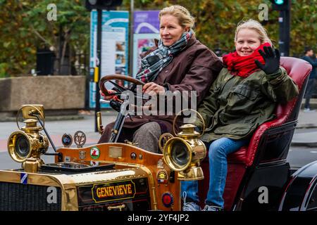 Londra, Regno Unito. 3 novembre 2024. Genevieve (dal film) un Darracq del 1904 passa sopra il ponte di Westminster - RM Sotheby's London alla Brighton Veteran Car Run 2024 organizzata dal Royal Automobile Club ed è il 120° anniversario del Ladies' Automobile Club - circa 350 auto veterane, con molti piloti in costume d'epoca fanno il viaggio di 60 km. I veicoli sono per lo più a benzina, ma alcuni sono alimentati a vapore e diversi veicoli elettrici molto precoci, tutti costruiti prima del 1905. Crediti: Guy Bell/Alamy Live News Foto Stock