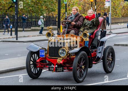 Londra, Regno Unito. 3 novembre 2024. Genevieve (dal film) un Darracq del 1904 passa sopra il ponte di Westminster - RM Sotheby's London alla Brighton Veteran Car Run 2024 organizzata dal Royal Automobile Club ed è il 120° anniversario del Ladies' Automobile Club - circa 350 auto veterane, con molti piloti in costume d'epoca fanno il viaggio di 60 km. I veicoli sono per lo più a benzina, ma alcuni sono alimentati a vapore e diversi veicoli elettrici molto precoci, tutti costruiti prima del 1905. Crediti: Guy Bell/Alamy Live News Foto Stock