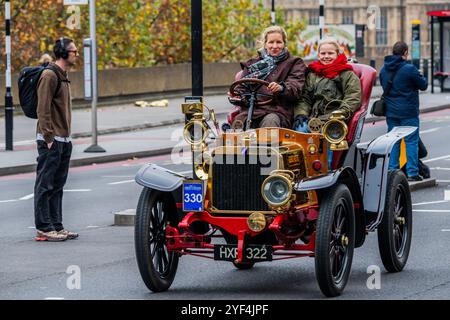 Londra, Regno Unito. 3 novembre 2024. Genevieve (dal film) un Darracq del 1904 passa sopra il ponte di Westminster - RM Sotheby's London alla Brighton Veteran Car Run 2024 organizzata dal Royal Automobile Club ed è il 120° anniversario del Ladies' Automobile Club - circa 350 auto veterane, con molti piloti in costume d'epoca fanno il viaggio di 60 km. I veicoli sono per lo più a benzina, ma alcuni sono alimentati a vapore e diversi veicoli elettrici molto precoci, tutti costruiti prima del 1905. Crediti: Guy Bell/Alamy Live News Foto Stock