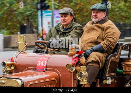 Londra, Regno Unito. 3 novembre 2024. Un orsacchiotto biggles è la mascotte di un Albion del 1904 mentre passa sopra il ponte di westminster - RM Sotheby's London to Brighton Veteran Car Run 2024 organizzato dal Royal Automobile Club ed è il 120° anniversario del Ladies' Automobile Club - circa 350 auto veterane, con molti piloti in costume d'epoca fanno il viaggio di 60 miglia. I veicoli sono per lo più a benzina, ma alcuni sono alimentati a vapore e diversi veicoli elettrici molto precoci, tutti costruiti prima del 1905. Crediti: Guy Bell/Alamy Live News Foto Stock