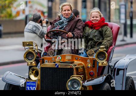 Londra, Regno Unito. 3 novembre 2024. Genevieve (dal film) un Darracq del 1904 passa sopra il ponte di Westminster - RM Sotheby's London alla Brighton Veteran Car Run 2024 organizzata dal Royal Automobile Club ed è il 120° anniversario del Ladies' Automobile Club - circa 350 auto veterane, con molti piloti in costume d'epoca fanno il viaggio di 60 km. I veicoli sono per lo più a benzina, ma alcuni sono alimentati a vapore e diversi veicoli elettrici molto precoci, tutti costruiti prima del 1905. Crediti: Guy Bell/Alamy Live News Foto Stock