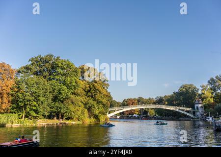 Abteibrücke (ponte dell'abbazia) sul fiume Sprea che conduce all'Isola dei giovani (Insel der Jugend) durante l'autunno, Berlino Treptow, Germania, Europa Foto Stock