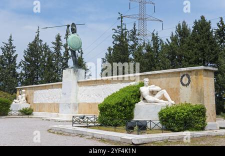 Monumento con sculture di un guerriero e figure sdraiate sullo sfondo di alberi, monumento, campo di battaglia alle Termopili, Termopili, Lamia, F Foto Stock