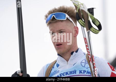 Ritratto dello sportivo biatleta Zaytsev Aleksander San Pietroburgo al termine del tiro al fucile e dello sci. Open Regional Youth biathlon competitio Foto Stock