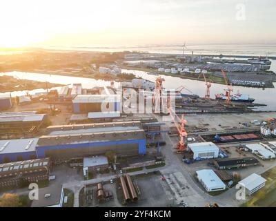 Schiffsrecycling bei der Emder Dockyard. Blick auf das Gelände der Emder Dockyard. Auf dem Areal der Emder Werft und Dock GmbH sollen zeitnah Schiffe recycling werden, Emden Niedersachsen Deutschland *** riciclaggio delle navi presso l'arsenale Emder Vista del sito dell'arsenale Emder le navi devono essere riciclate nel prossimo futuro sul sito Emder Werft und Dock GmbH, Emden bassa Sassonia Germania Copyright: Xdiebildwerftx Foto Stock