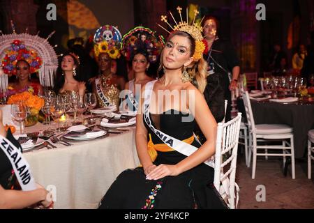 Miss Universo Catrinas Gala Catwalk Miss Albania Franceska Rustemi partecipa al Miss Universo Catrinas Gala all'Antiguo Colegio de las Vizcainas. Il 1° novembre 2024 a città del Messico, Messico. Città del Messico CDMX Messico Copyright: XYamakxPereax Foto Stock