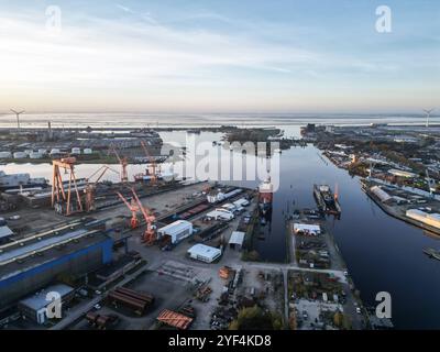 Schiffsrecycling bei der Emder Dockyard. Blick auf das Gelände der Emder Dockyard. Auf dem Areal der Emder Werft und Dock GmbH sollen zeitnah Schiffe recycling werden, Emden Niedersachsen Deutschland *** riciclaggio delle navi presso l'arsenale Emder Vista del sito dell'arsenale Emder le navi devono essere riciclate nel prossimo futuro sul sito Emder Werft und Dock GmbH, Emden bassa Sassonia Germania Copyright: Xdiebildwerftx Foto Stock