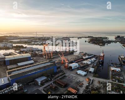 Schiffsrecycling bei der Emder Dockyard. Blick auf das Gelände der Emder Dockyard. Auf dem Areal der Emder Werft und Dock GmbH sollen zeitnah Schiffe recycling werden, Emden Niedersachsen Deutschland *** riciclaggio delle navi presso l'arsenale Emder Vista del sito dell'arsenale Emder le navi devono essere riciclate nel prossimo futuro sul sito Emder Werft und Dock GmbH, Emden bassa Sassonia Germania Copyright: Xdiebildwerftx Foto Stock