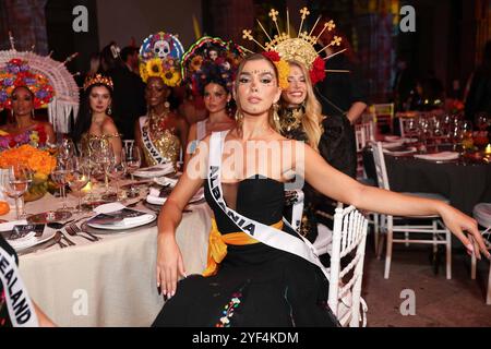 Miss Universo Catrinas Gala Catwalk Miss Albania Franceska Rustemi partecipa al Miss Universo Catrinas Gala all'Antiguo Colegio de las Vizcainas. Il 1° novembre 2024 a città del Messico, Messico. Città del Messico CDMX Messico Copyright: XYamakxPereax Foto Stock