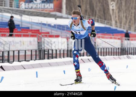 Biatleta sportivo Zaytsev Aleksander San Pietroburgo, sci sullo stadio di biathlon a distanza. Open regionali gare di biathlon giovanile East Cup. Kamch Foto Stock