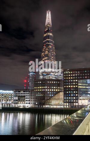 The London Shard at Night with Ref;ections in the River Tamigi da London Bridge, Londra, Regno Unito Foto Stock