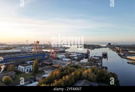 Schiffsrecycling bei der Emder Dockyard. Blick auf das Gelände der Emder Dockyard. Auf dem Areal der Emder Werft und Dock GmbH sollen zeitnah Schiffe recycling werden, Emden Niedersachsen Deutschland *** riciclaggio delle navi presso l'arsenale Emder Vista del sito dell'arsenale Emder le navi devono essere riciclate nel prossimo futuro sul sito Emder Werft und Dock GmbH, Emden bassa Sassonia Germania Copyright: Xdiebildwerftx Foto Stock