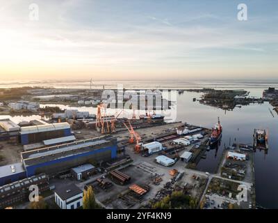 Schiffsrecycling bei der Emder Dockyard. Blick auf das Gelände der Emder Dockyard. Auf dem Areal der Emder Werft und Dock GmbH sollen zeitnah Schiffe recycling werden, Emden Niedersachsen Deutschland *** riciclaggio delle navi presso l'arsenale Emder Vista del sito dell'arsenale Emder le navi devono essere riciclate nel prossimo futuro sul sito Emder Werft und Dock GmbH, Emden bassa Sassonia Germania Copyright: Xdiebildwerftx Foto Stock