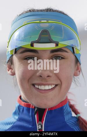 Ritratto della biatleta sorridente Polina Yegorova Kazakistan alla fine dopo aver sparato al fucile e sciato. Gare regionali di biathlon junior Foto Stock