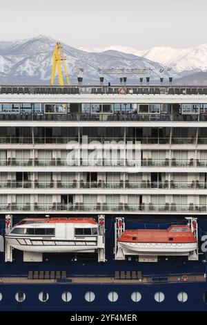 Ponte multiplo di spedizione passeggeri di lusso nave da crociera Celebrity Millennium con imbarcazioni di salvataggio a bordo della nave da crociera. Penisola di Kamchatka, Estremo Oriente, Russi Foto Stock