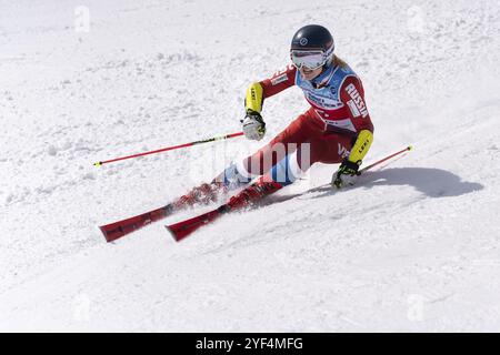 PENISOLA DI KAMCHATKA, FEDERAZIONE RUSSA, 1° APRILE 2019: Sciatrice di montagna Ekaterina Tkachenko Mosca che sciava giù per le piste innevate. Al. Russo donne Foto Stock