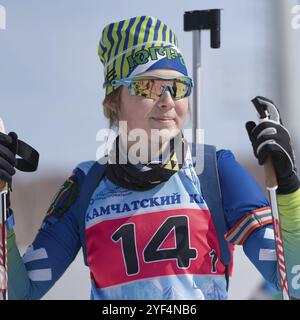 Ritratto della biatleta russa Anastasia Legostaeva durante le competizioni regionali di biathlon junior a est della Coppa. Petropavlovsk City, Kamchatka Foto Stock