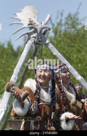 ELIZOVO CITY, PENISOLA DI KAMCHATKA, RUSSIA, 15 GIUGNO 2013: Donna in abiti aborigeni di Kamchatka. Celebrazione del giorno del primo pesce, celebrità rituale Foto Stock