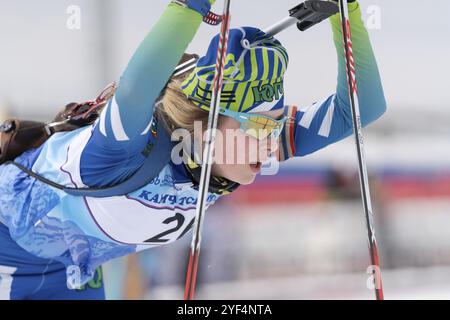 Ritrattista biatleta Anastasia Legostaeva Nyagan alla fine dopo aver sparato al fucile, sciando. Open regionali gare di biathlon giovanile East Cup. Foto Stock