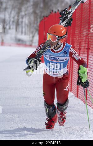 MOROZNAYA MOUNT, KAMCHATKA, RUSSIA, 28 MARZO 2019: International Ski Federation Championship, slalom. Lo sciatore di montagna Shishkin Vitaliy Altai sale Foto Stock