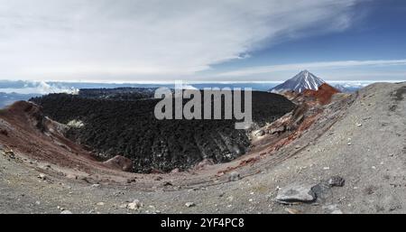 Splendido panorama vulcanico del vulcano attivo della penisola di Kamchatka: Vista del campo di lava, della pianura lavica del cratere Avacha nelle giornate di sole. Foto Stock