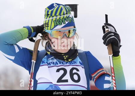 Ritratto atleta russa biatleta Legostaeva Anastasia dopo il tiro al fucile e lo sci. Open regionali gare di biathlon giovanile East Cup. Kamch Foto Stock