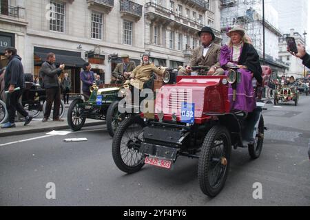 Londra, Regno Unito. 2 novembre 2024. Un paio di persone fanno un giro in 1901 International attraverso il Pall Mall dopo la vetrina. La pista, che si estende per 60 chilometri circa, è l'evento automobilistico più lungo del mondo. St London Hyde Park, Londra è il punto di partenza dal 1936 e si snoda lungo Madeira Drive. La vettura più vecchia che ha partecipato a questa corsa è stata costruita nel 1894 e l'idoneità è stata fatta prima del 1905. Credito: SOPA Images Limited/Alamy Live News Foto Stock