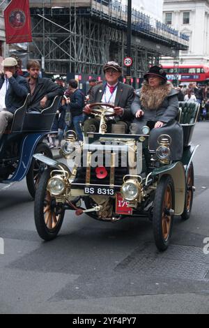 Londra, Regno Unito. 2 novembre 2024. Un paio di Darracq del 1903 attraversano il Pall Mall dopo la vetrina. La pista, che si estende per 60 chilometri circa, è l'evento automobilistico più lungo del mondo. St London Hyde Park, Londra è il punto di partenza dal 1936 e si snoda lungo Madeira Drive. La vettura più vecchia che ha partecipato a questa corsa è stata costruita nel 1894 e l'idoneità è stata fatta prima del 1905. Credito: SOPA Images Limited/Alamy Live News Foto Stock