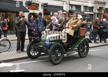 Londra, Regno Unito. 2 novembre 2024. I partecipanti ti attendono e si dirigono al centro commerciale Pall, lì 1901 Gladiator. La pista, che si estende per 60 chilometri circa, è l'evento automobilistico più lungo del mondo. St London Hyde Park, Londra è il punto di partenza dal 1936 e si snoda lungo Madeira Drive. La vettura più vecchia che ha partecipato a questa corsa è stata costruita nel 1894 e l'idoneità è stata fatta prima del 1905. Credito: SOPA Images Limited/Alamy Live News Foto Stock