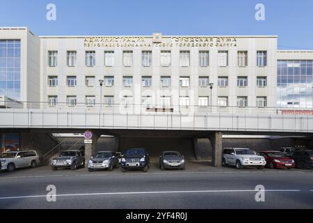 PETROPAVLOVSK-KAMCHATSKY, PENISOLA DI KAMCHATKA, RUSSIA, 12 ottobre 2016: Costruzione dell'amministrazione del distretto di Petropavlovsk-Kamchatsky, consigli comunali Foto Stock