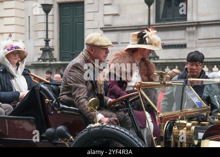 Londra, Regno Unito. 2 novembre 2024. Un autista prepara il suo De Dion Bouton del 1904 allo Showcase di Pall Mall. La pista, che si estende per 60 chilometri circa, è l'evento automobilistico più lungo del mondo. St London Hyde Park, Londra è il punto di partenza dal 1936 e si snoda lungo Madeira Drive. La vettura più vecchia che ha partecipato a questa corsa è stata costruita nel 1894 e l'idoneità è stata fatta prima del 1905. Credito: SOPA Images Limited/Alamy Live News Foto Stock