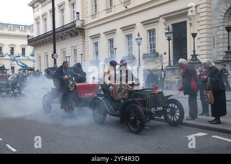 Londra, Regno Unito. 2 novembre 2024. Una Siddeley del 1904 fuma al Pall Mall dopo la vetrina. La pista, che si estende per 60 chilometri circa, è l'evento automobilistico più lungo del mondo. St London Hyde Park, Londra è il punto di partenza dal 1936 e si snoda lungo Madeira Drive. La vettura più vecchia che ha partecipato a questa corsa è stata costruita nel 1894 e l'idoneità è stata fatta prima del 1905. Credito: SOPA Images Limited/Alamy Live News Foto Stock