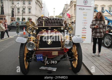 Londra, Regno Unito. 2 novembre 2024. Una donna vista da una macchina Panhard et Levassor del 1903 al Pall Mall. La pista, che si estende per 60 chilometri circa, è l'evento automobilistico più lungo del mondo. St London Hyde Park, Londra è il punto di partenza dal 1936 e si snoda lungo Madeira Drive. La vettura più vecchia che ha partecipato a questa corsa è stata costruita nel 1894 e l'idoneità è stata fatta prima del 1905. Credito: SOPA Images Limited/Alamy Live News Foto Stock