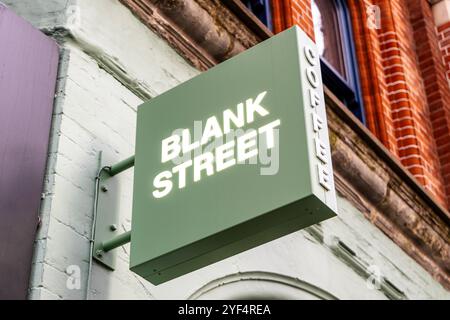 Segui le indicazioni per Blank Street Coffee Cafe in Charing Cross Road, Londra, Inghilterra Foto Stock