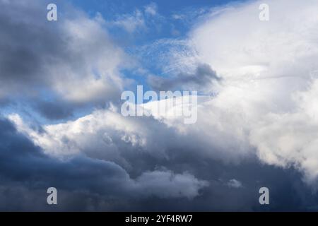 Drammatiche nubi di temporale che galleggiano nel cielo blu prima della pioggia. Maestoso sfondo nuvoloso, concetto di meteorologia naturale Foto Stock