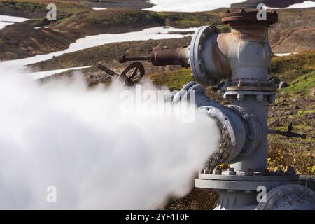 Emissione di acqua termale minerale naturale, miscela vapore-acqua dal pozzo geologico nell'area di deposito geotermico, centrale geotermica sul pendio dell'ACT Foto Stock