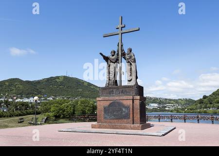 PETROPAVLOVSK-KAMCHATSKY, KAMCHATKA, RUSSIA, 18 LUGLIO 2012: Vista estiva del Monumento ai Santi Apostoli Pietro e Paolo a Petropavlovsk-Kamchatsk Foto Stock