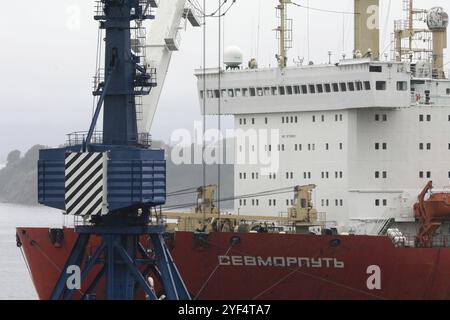 Sevmorput, accendino russo alimentato a energia nucleare a bordo della nave portacontainer, nave portacontainer ancorata nel porto marittimo commerciale del terminal container. Pacifico Foto Stock