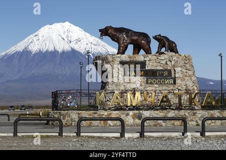 YELIZOVO CITY, PENISOLA DI KAMCHATKA, RUSSIA, SEP 24, 2017: Composizione scultura della famiglia di orsi bruni di Kamchatka Foto Stock