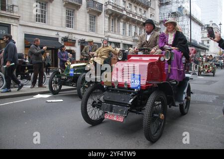 Londra, Regno Unito. 2 novembre 2024. Un paio di persone fanno un giro in 1901 International attraverso il Pall Mall dopo la vetrina. La pista, che si estende per 60 chilometri circa, è l'evento automobilistico più lungo del mondo. St London Hyde Park, Londra è il punto di partenza dal 1936 e si snoda lungo Madeira Drive. La vettura più vecchia che ha partecipato a questa corsa è stata costruita nel 1894 e l'idoneità è stata fatta prima del 1905. (Foto di David Mbiyu/SOPA Images/Sipa USA) credito: SIPA USA/Alamy Live News Foto Stock