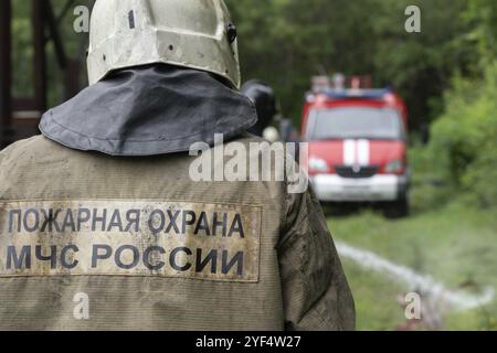 KAMCHATKA, RUSSIA, 7 agosto 2019: Vigili del fuoco dei Vigili del fuoco? 1 dei vigili del fuoco federali, vista posteriore con emblema Emercom della Russia in soccorso uniforme Foto Stock