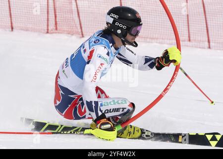 MOROZNAYA MOUNT, PENISOLA DI KAMCHATKA, ESTREMO ORIENTE RUSSO, 28 MARZO 2019: Campionato internazionale della Federazione sciistica, slalom. Sciatore di montagna Krystof Kryz Foto Stock